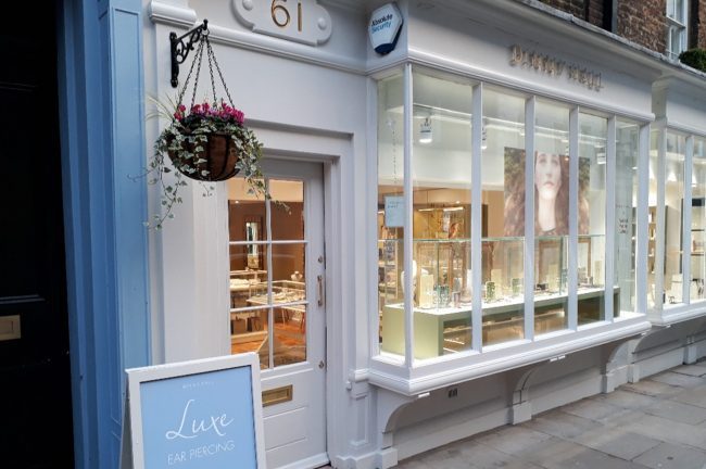 Whether you are looking for custom jewellery or fine jewellery from french jewellery to Italy and English, Covent Garden has got it all. Below are the jewellery shops in and near Covent Garden.